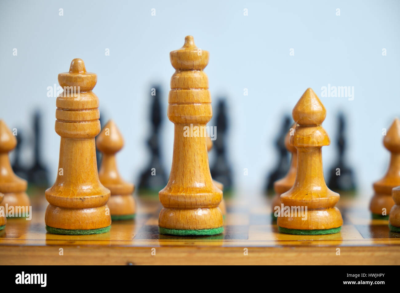 Vista di una scacchiera di legno su sfondo bianco Foto Stock