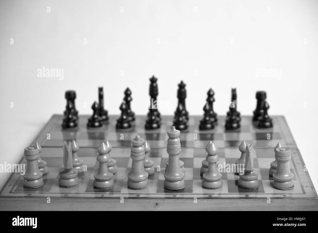 Vista di una scacchiera di legno su sfondo bianco Foto Stock