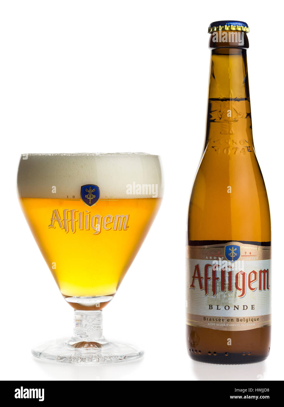 Bottiglia di vetro e del belga Affligem birra bionda isolato su uno sfondo bianco Foto Stock