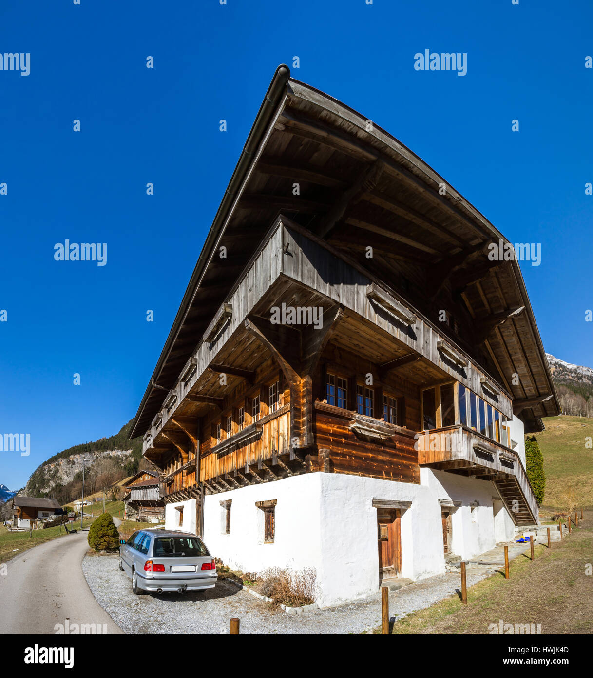 Tipica casa alpina. La Svizzera. Ampio angolo di HD di qualità vista panoramica. Foto Stock