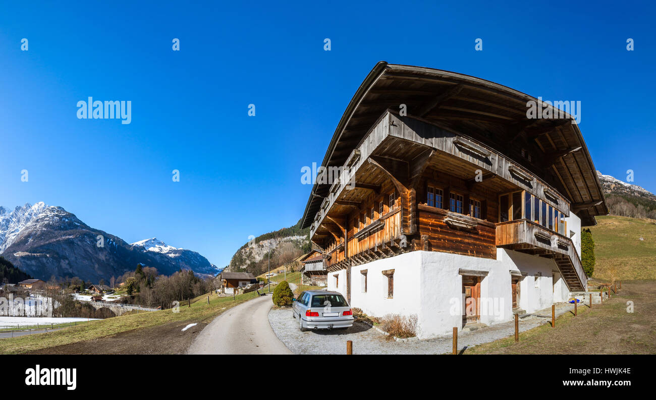 Tipica casa alpina. La Svizzera. Ampio angolo di HD di qualità vista panoramica. Foto Stock