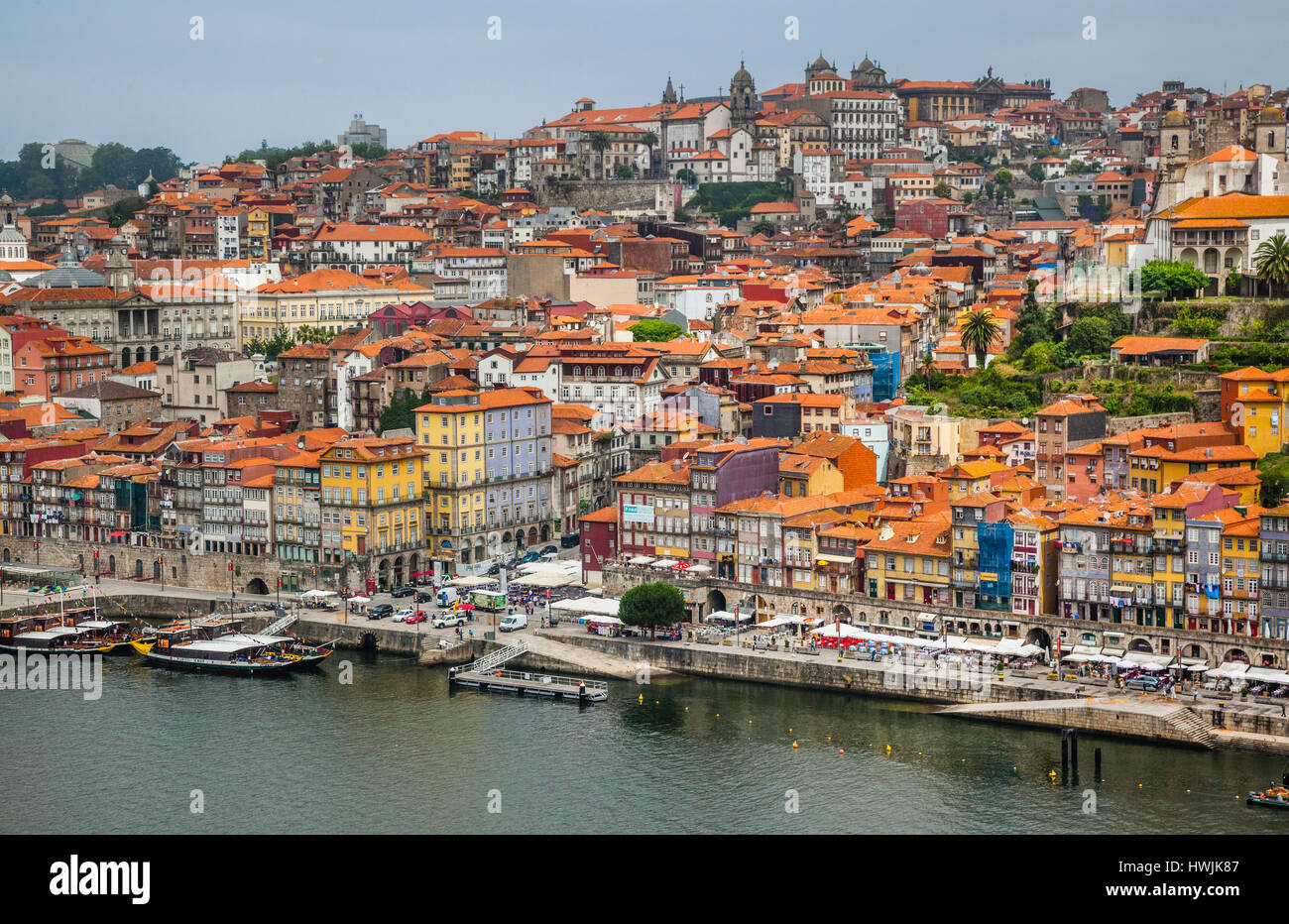 Il Portogallo, Regione Norte, Porto, vista del Riverfront Promenade Cais da Ribeira e Ribeira quadrato alla parte storica di porto sulle rive del Douro r Foto Stock