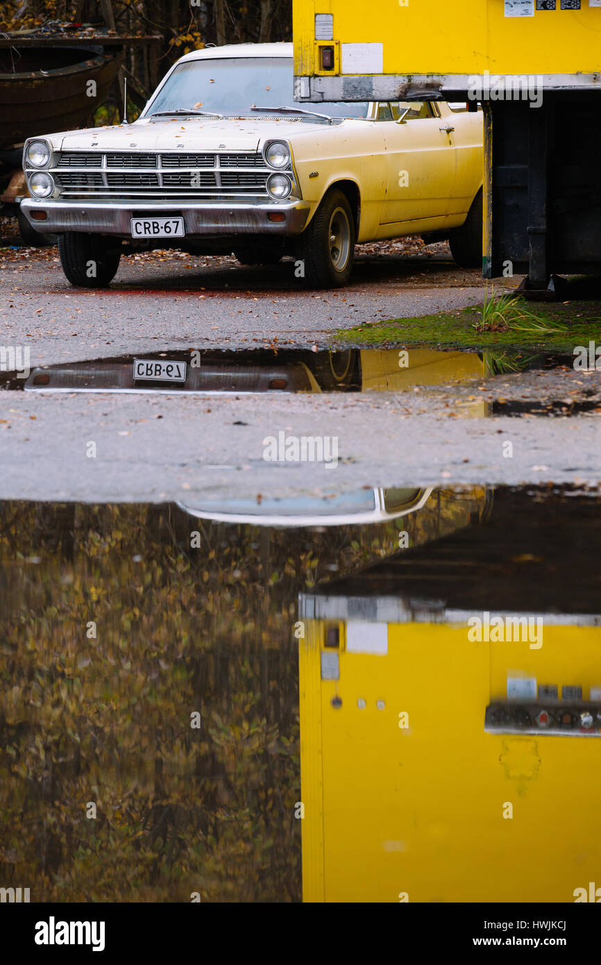 Riflessioni del veicolo in cantiere auto,Kallio,Finlandia Foto Stock