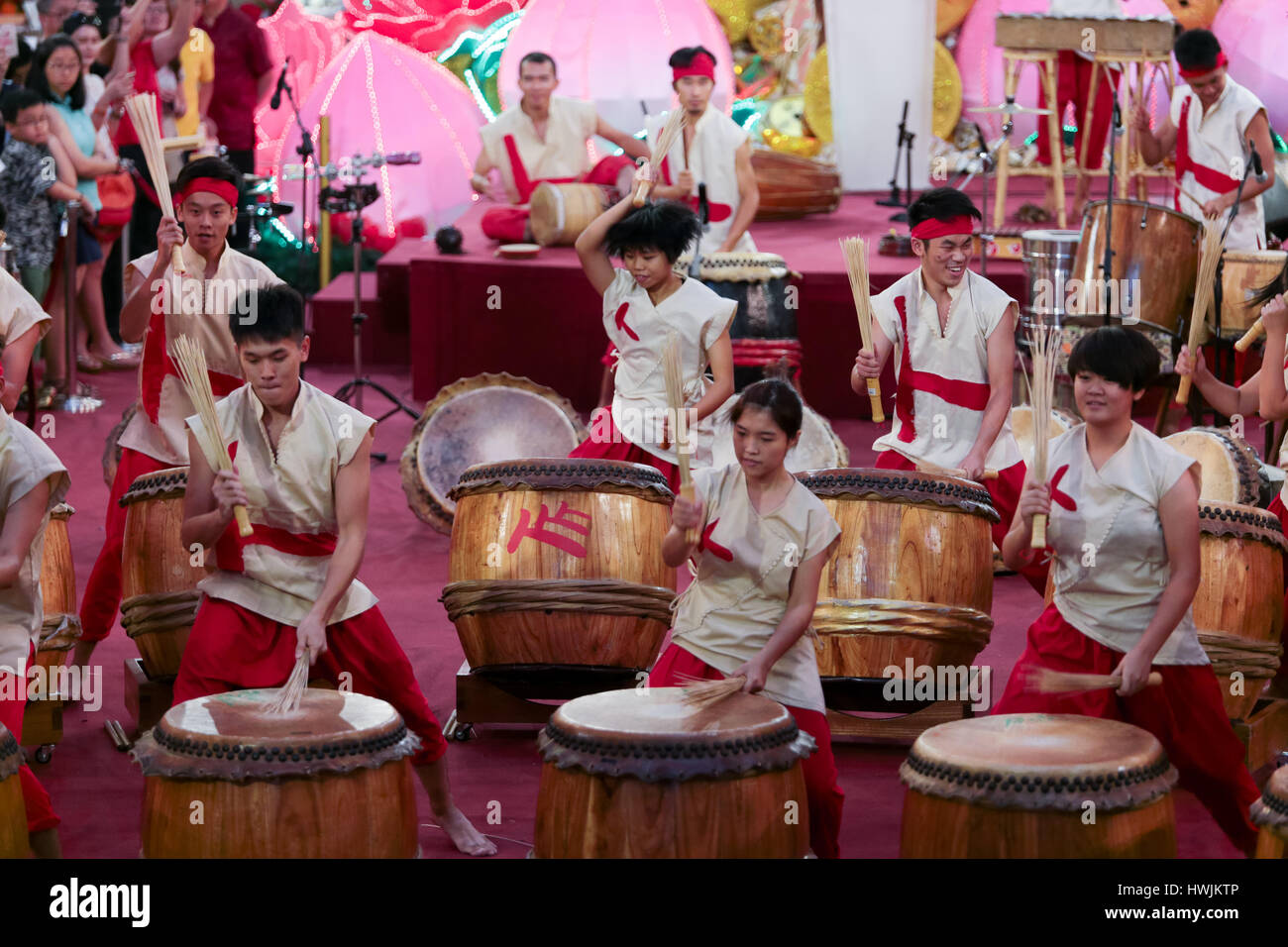 Cinese tamburi musicale mostra presso il Padiglione galleria commerciale, Kuala Lumpur in Malesia durante la scimmia di buon auspicio per il nuovo anno cinese 2016. Foto Stock