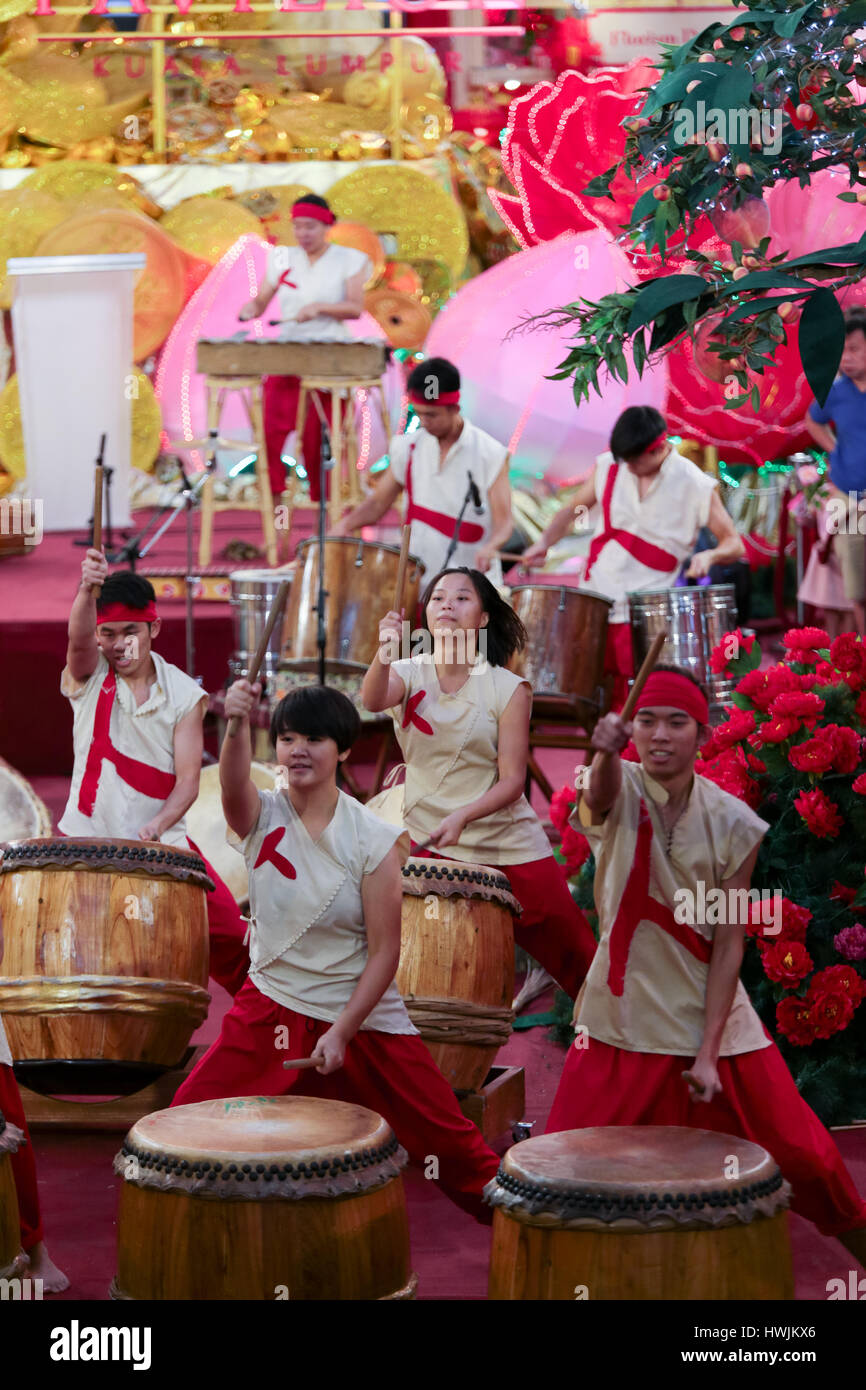 Cinese tamburi musicale mostra presso il Padiglione galleria commerciale, Kuala Lumpur in Malesia durante la scimmia di buon auspicio per il nuovo anno cinese 2016. Foto Stock