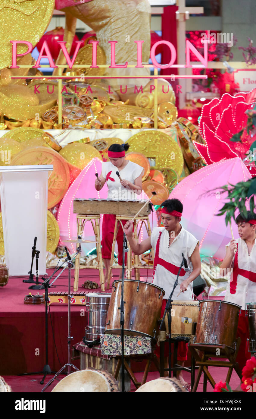 Cinese tamburi musicale mostra presso il Padiglione galleria commerciale, Kuala Lumpur in Malesia durante la scimmia di buon auspicio per il nuovo anno cinese 2016. Foto Stock