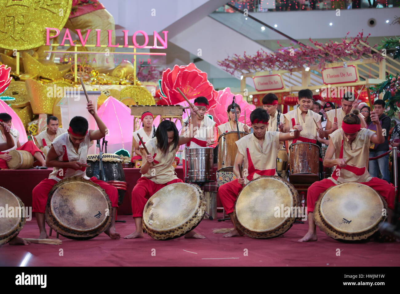 Cinese tamburi musicale mostra presso il Padiglione galleria commerciale, Kuala Lumpur in Malesia durante la scimmia di buon auspicio per il nuovo anno cinese 2016. Foto Stock