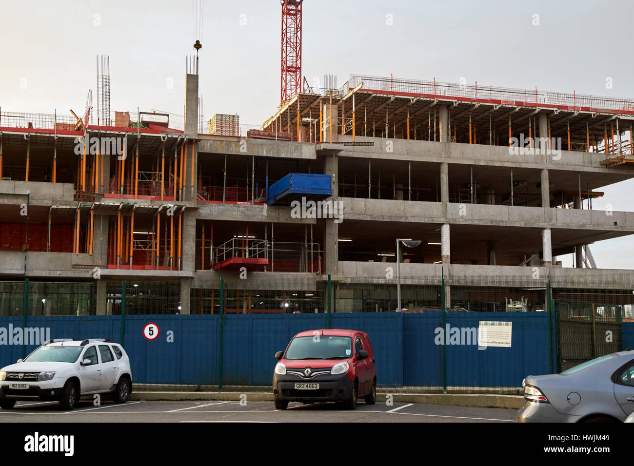 Edificio per uffici sito in costruzione nel sito di Belfast del nuovo allstate uffici a Belfast Irlanda del Nord Foto Stock