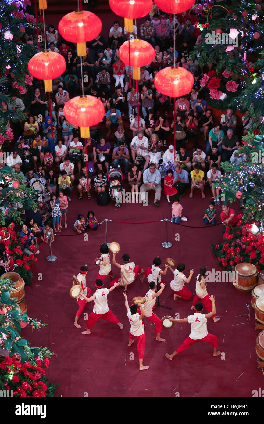 Cinese tamburi musicale mostra presso il Padiglione galleria commerciale, Kuala Lumpur in Malesia durante la scimmia di buon auspicio per il nuovo anno cinese 2016. Foto Stock