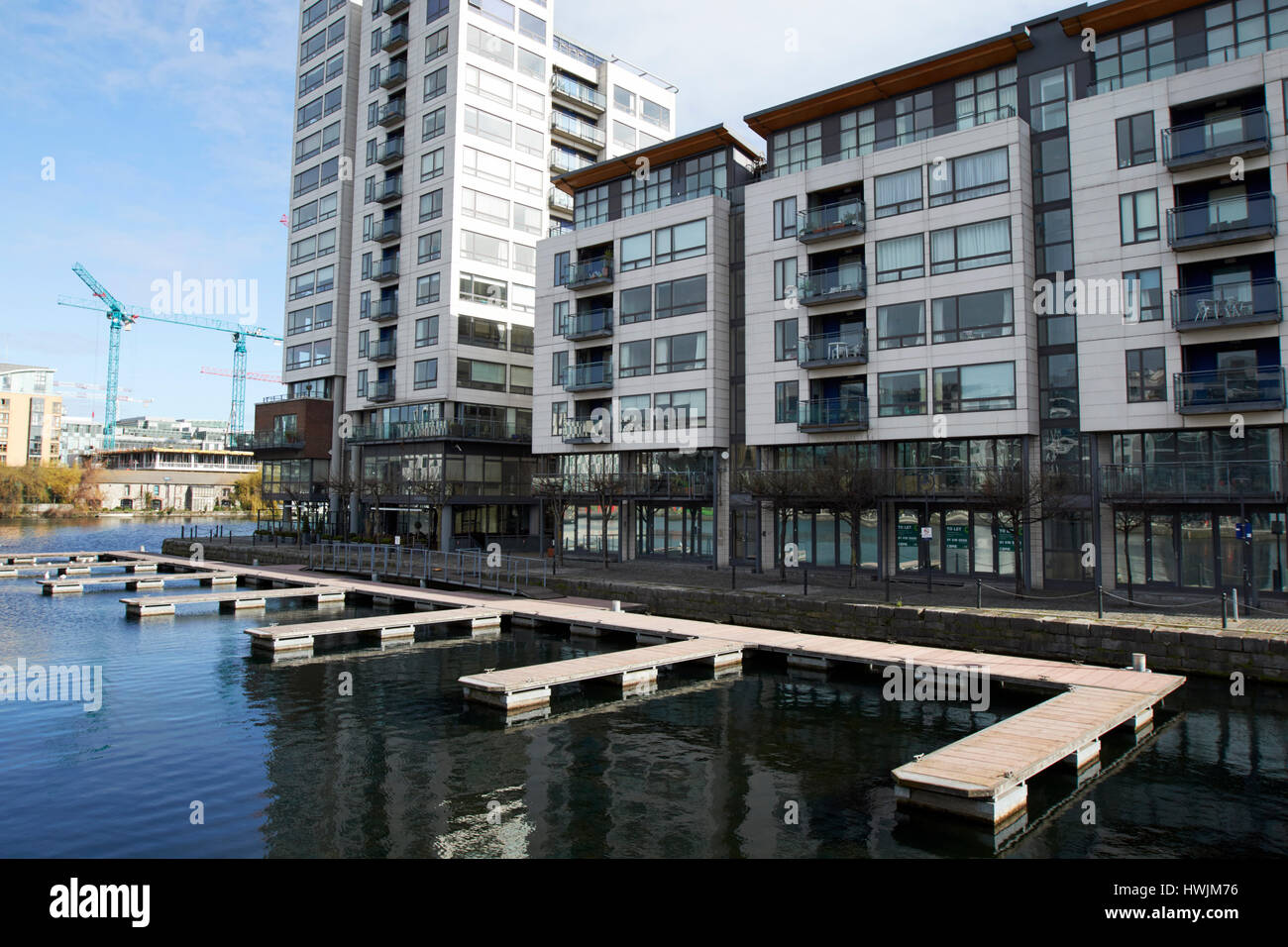Grand canal quay marina pontili millenium tower e waterside Apartments Dublino Repubblica di Irlanda Foto Stock