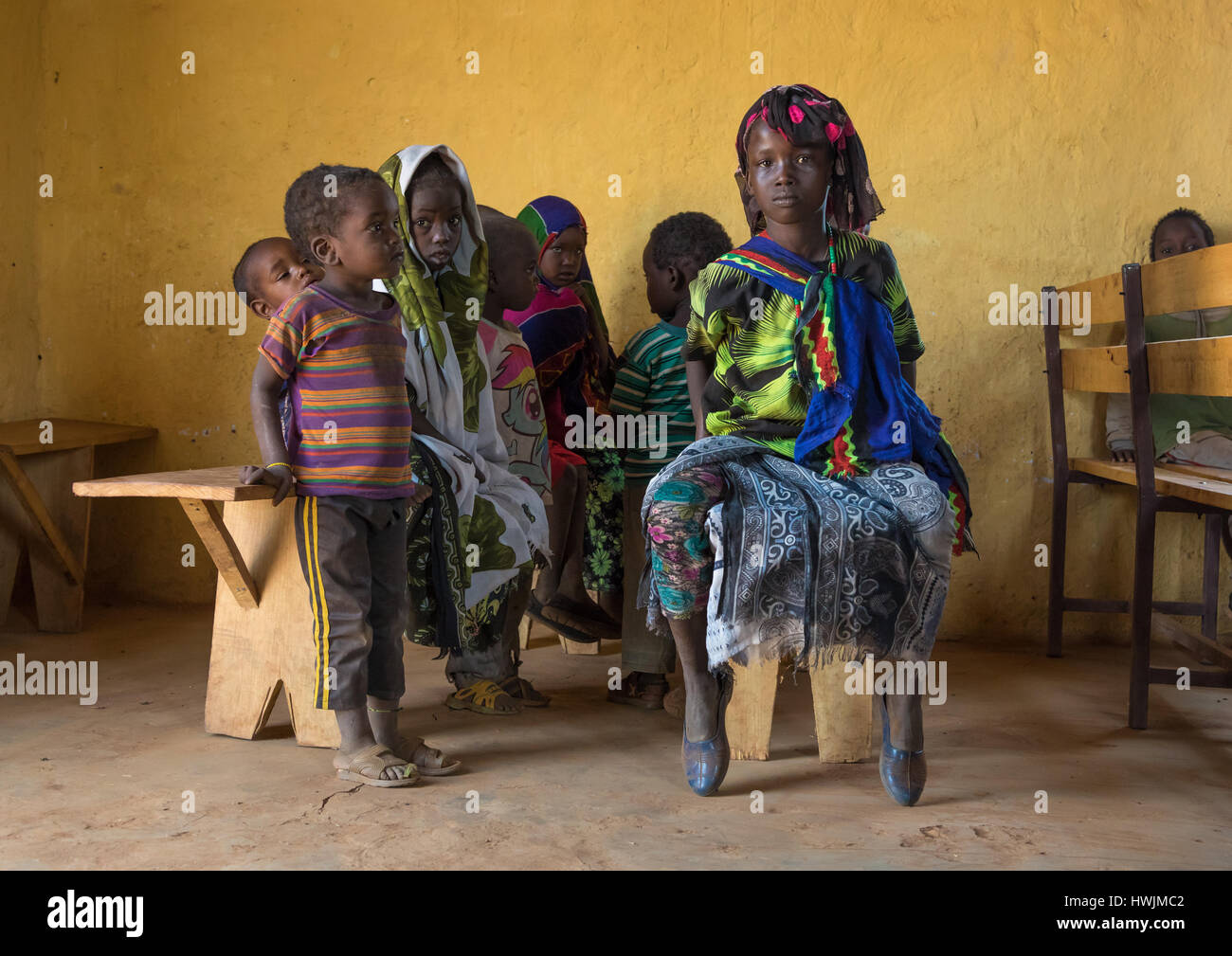 Bambini Borana domenica durante il servizio in chiesa, Oromia, Yabelo, Etiopia Foto Stock