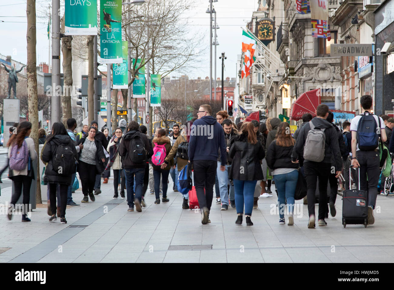 La gente camminare lungo la trafficata strada oconnell sentiero Dublino Repubblica di Irlanda Foto Stock