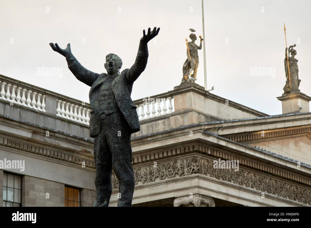James larkin statua che si trova nella parte anteriore del GPO su oconnell street a Dublino Repubblica di Irlanda Foto Stock