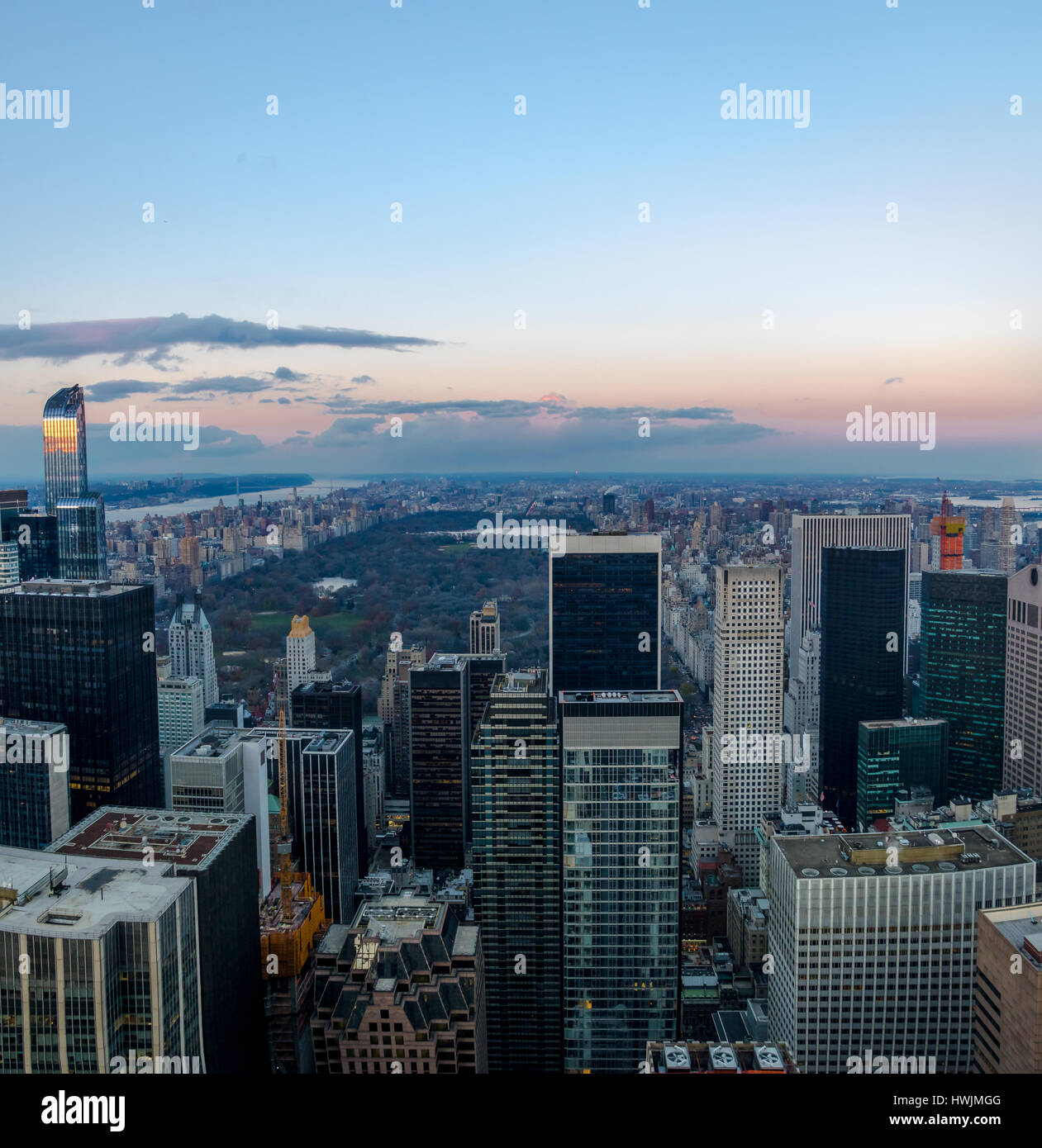 Panoramica vista aerea di Manhattan e il Central Park al tramonto - New York, Stati Uniti d'America Foto Stock