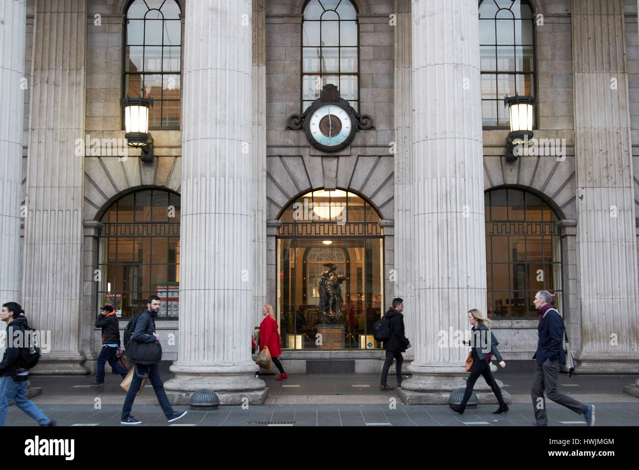 La gente camminare passato l'orologio e cuchullain statua nella finestra del GPO a Dublino Repubblica di Irlanda Foto Stock