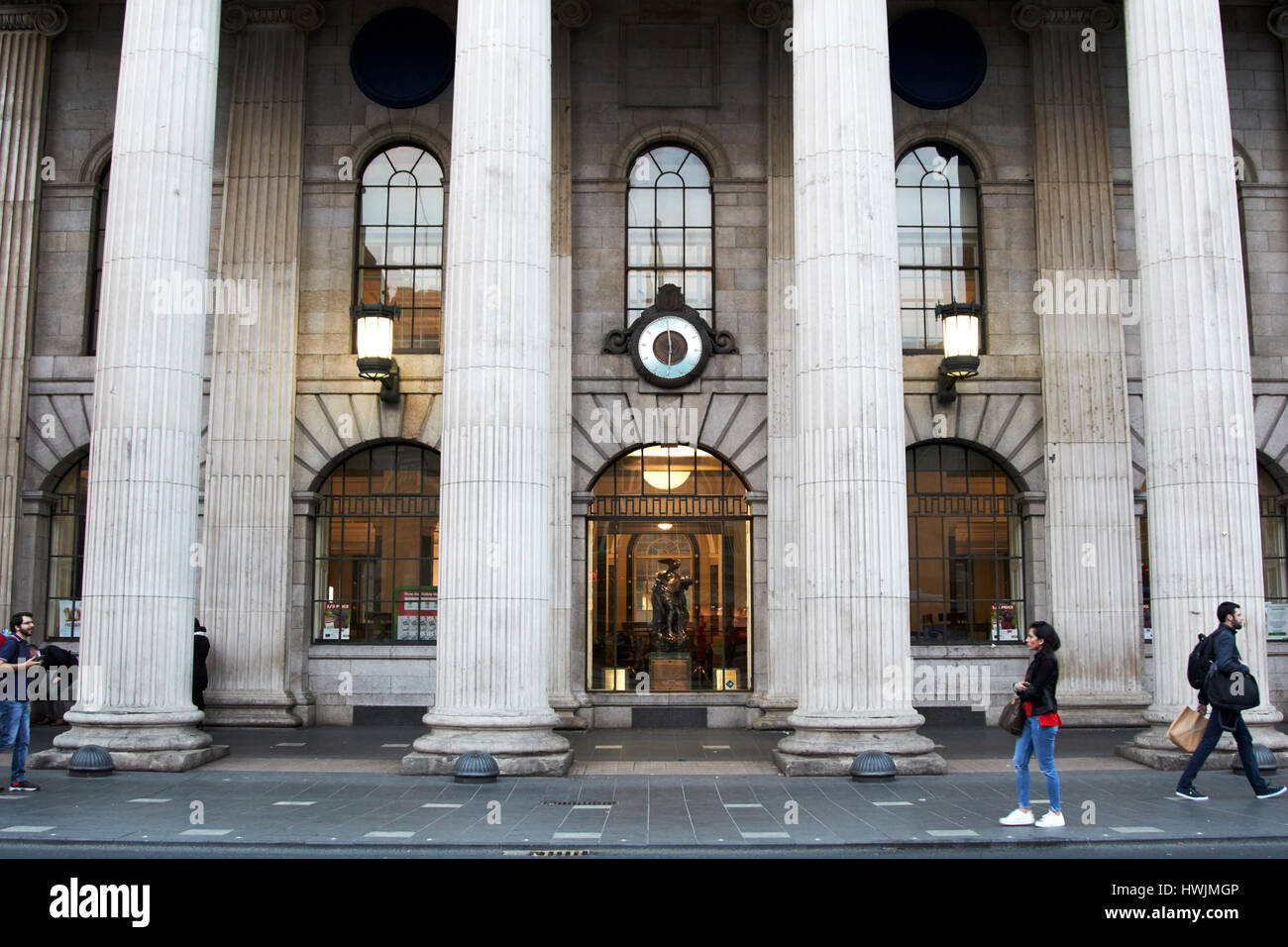 La gente camminare passato l'orologio e cuchullain statua nella finestra del GPO a Dublino Repubblica di Irlanda Foto Stock