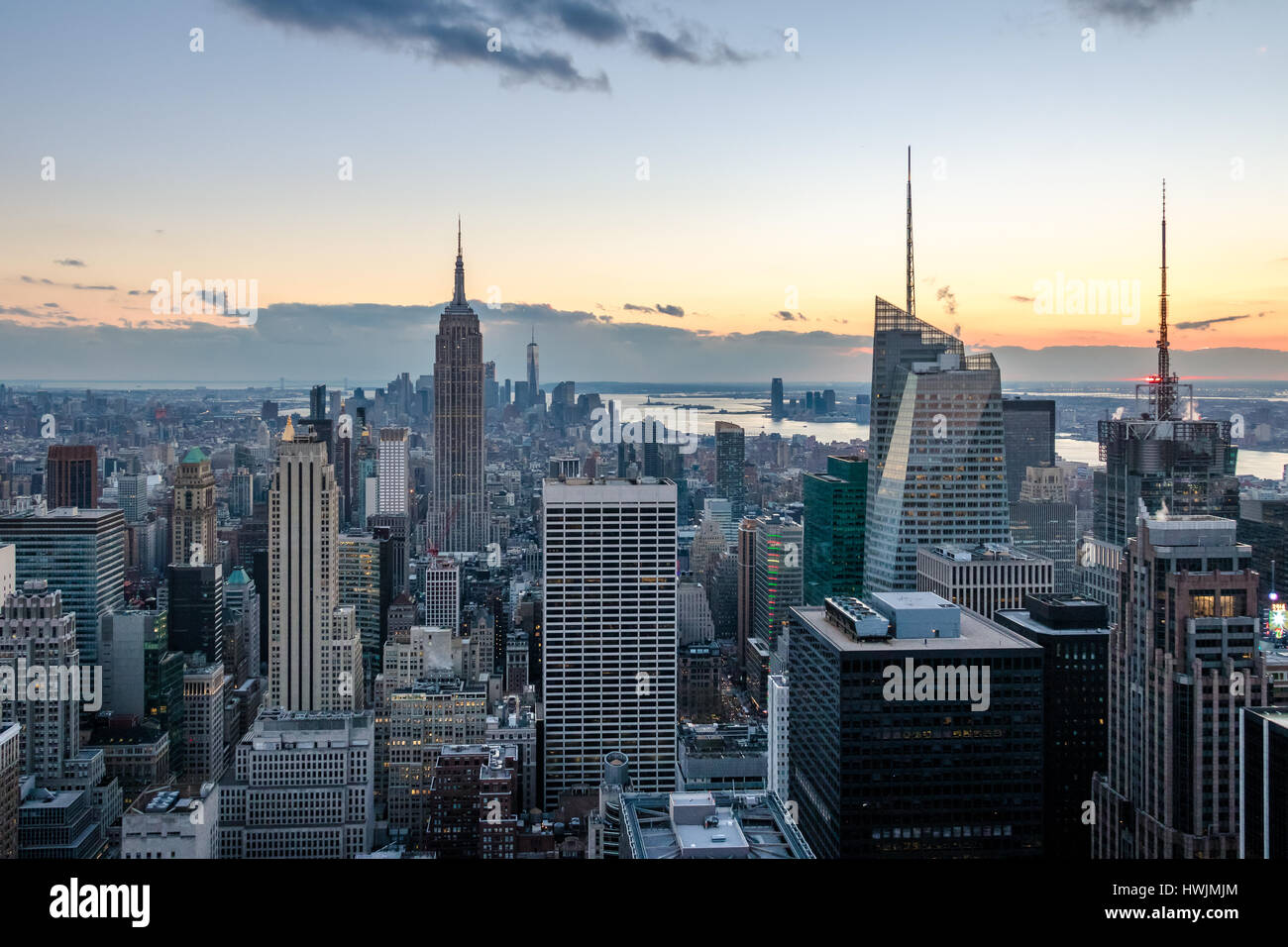 Vista aerea della Skyline di Manhattan al tramonto - New York, Stati Uniti d'America Foto Stock