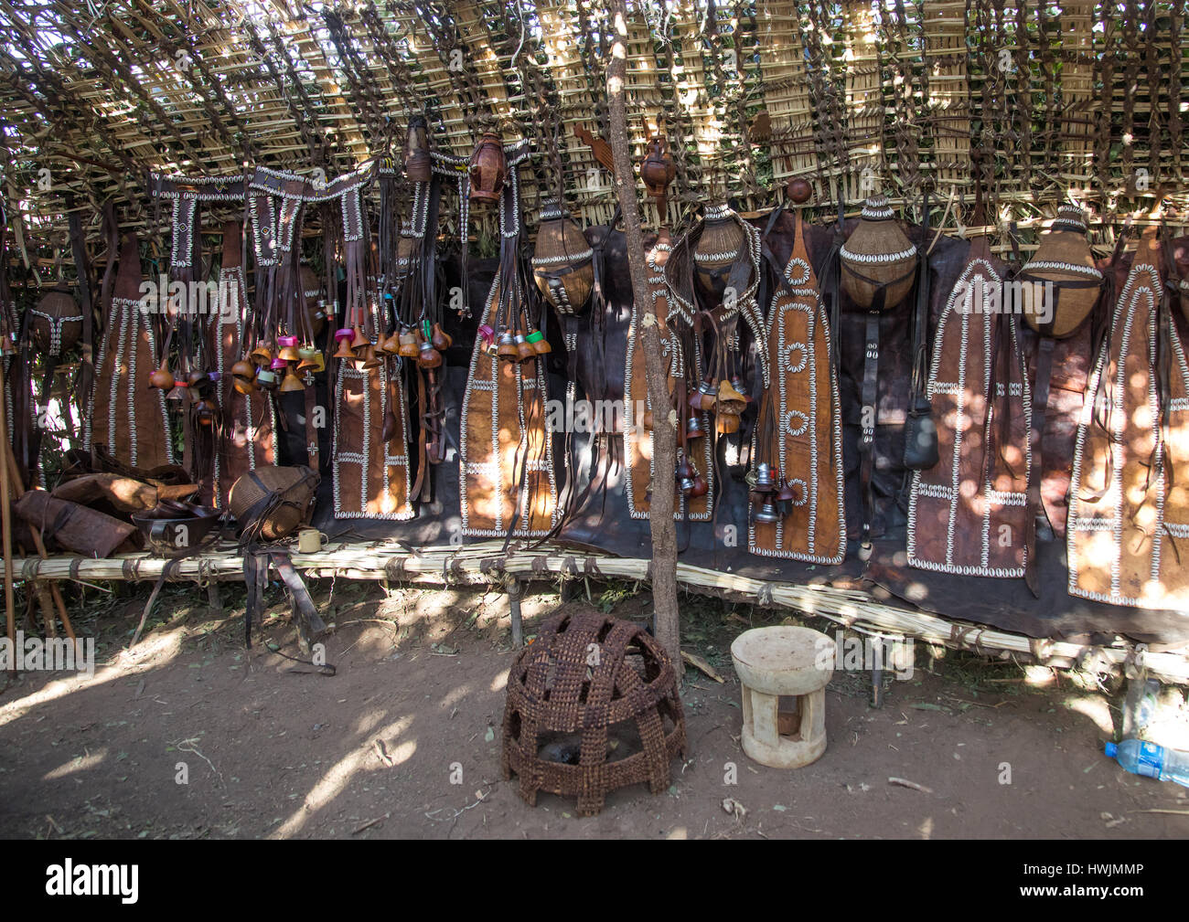 Decorazioni tradizionali all'interno di una casa durante il sistema Gada cerimonia nella tribù Borana, Oromia, Yabelo, Etiopia Foto Stock