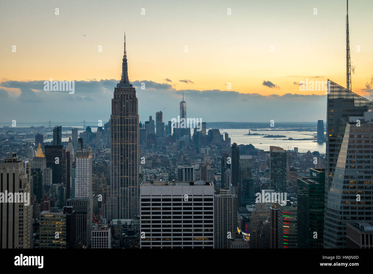 Vista aerea della Skyline di Manhattan al tramonto - New York, Stati Uniti d'America Foto Stock