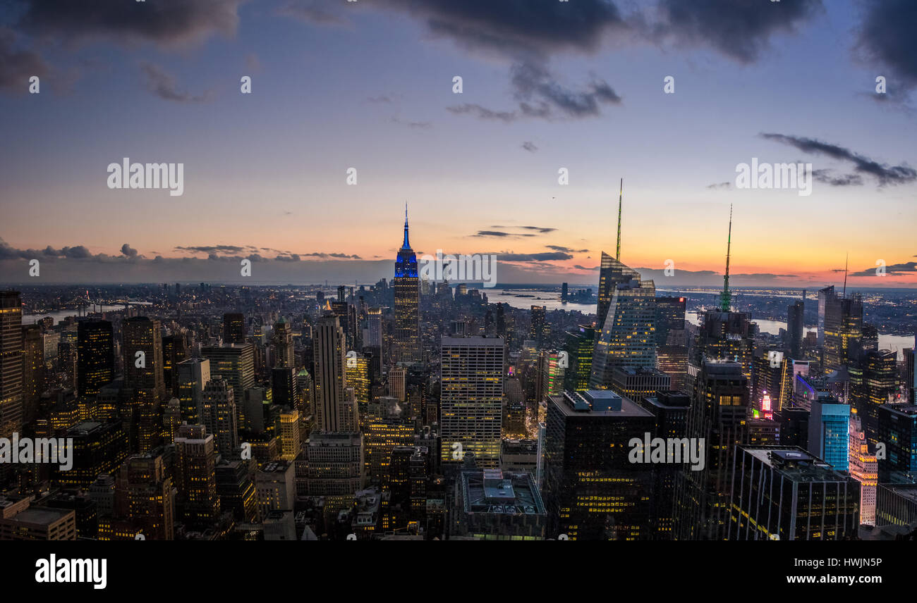 Vista aerea della Skyline di Manhattan al tramonto - New York, Stati Uniti d'America Foto Stock