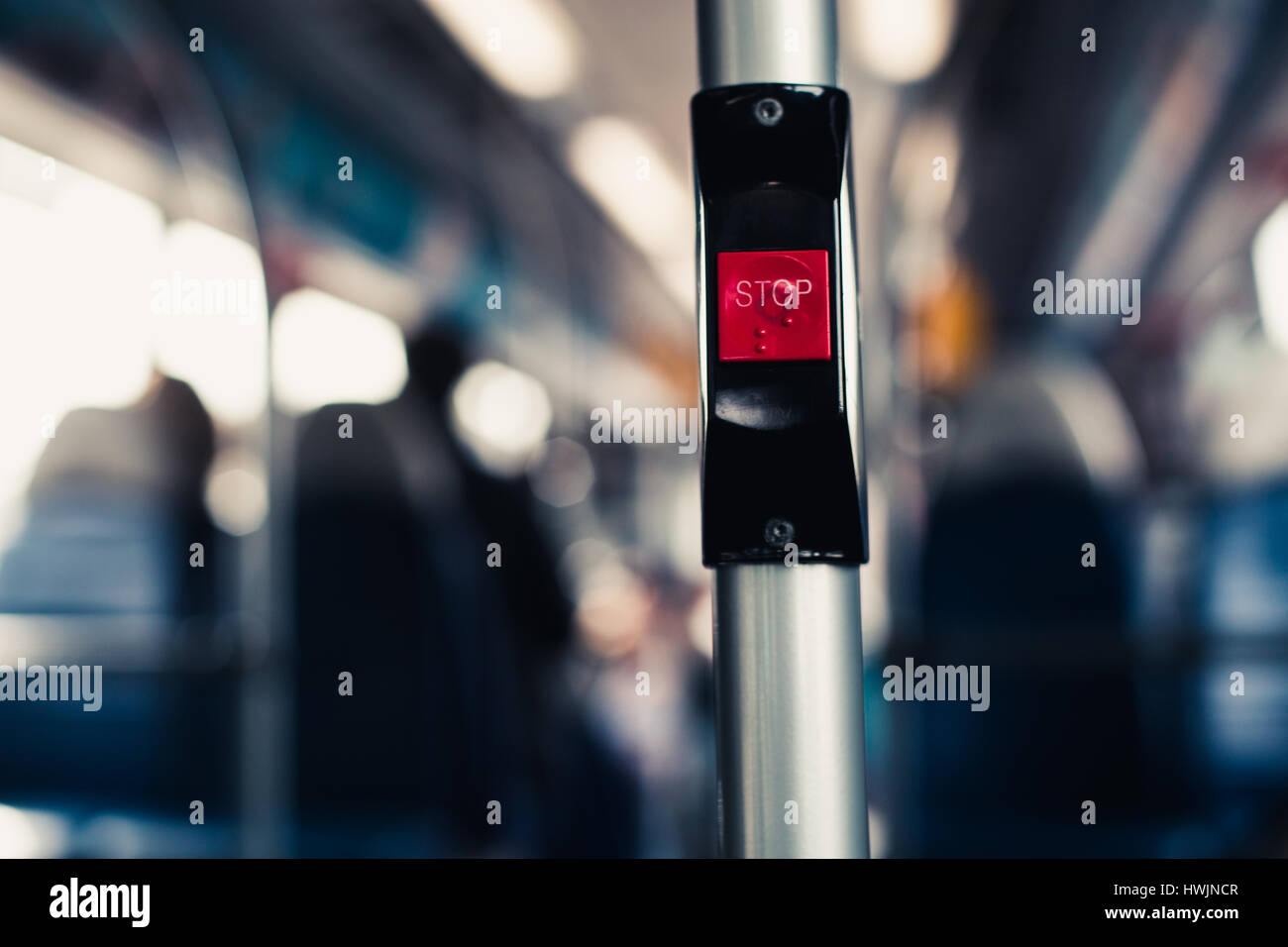 Immagine di un 'STOP' pulsante su un bus. Foto Stock