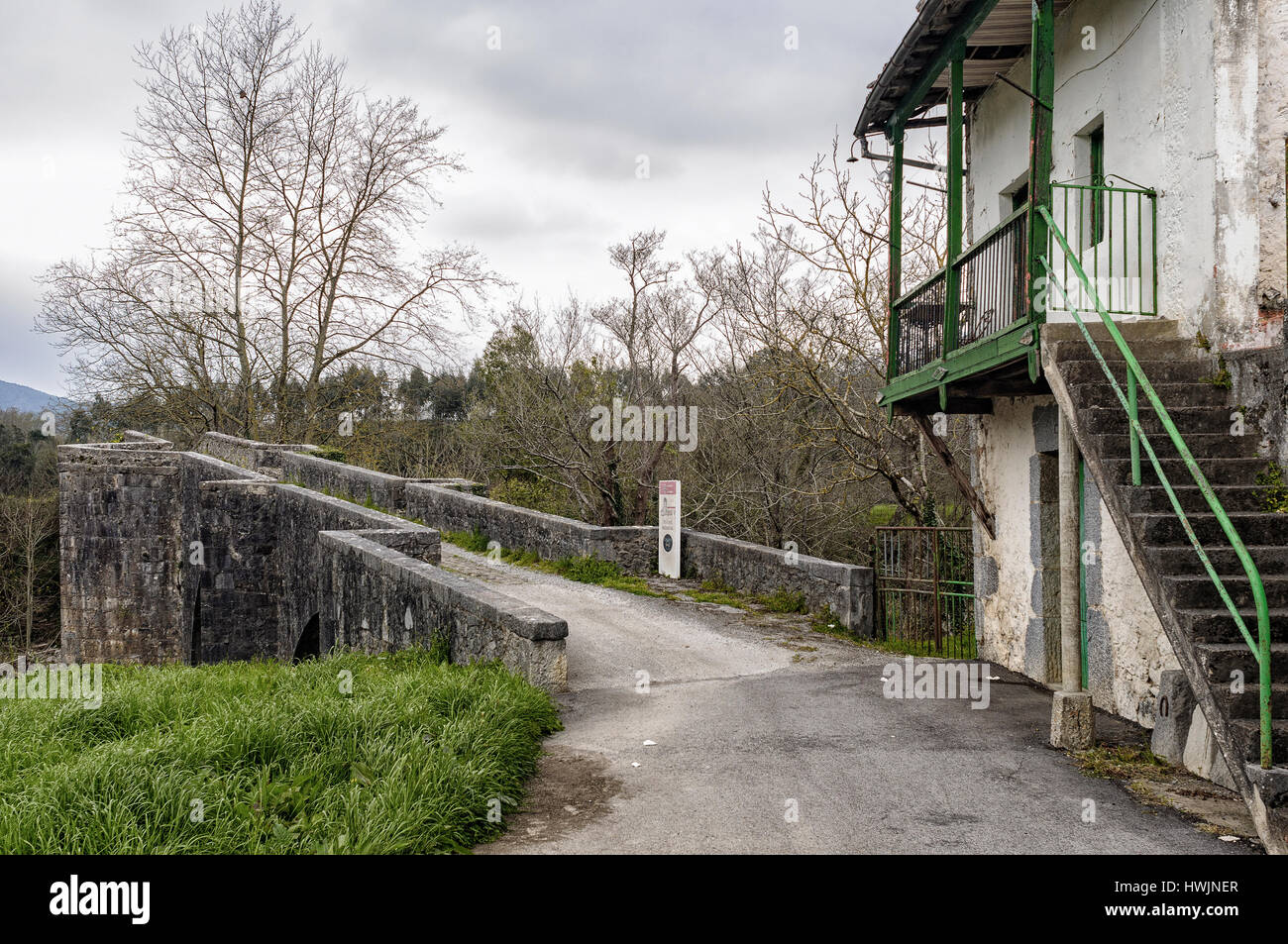 Ponte medievale in Ramales de la Victoria. Sul Fiume Asón. Percorso dell'imperatore Carlo I Spagna e V del Sacro Romano Impero germanico, Cantabria. Foto Stock