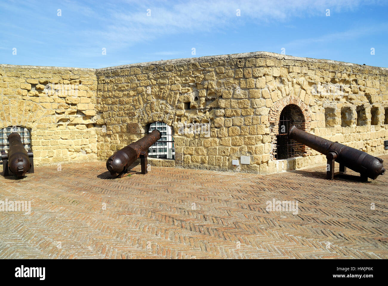 Napoli, Italia. I cannoni sulla sommità del Caslel dell'Ovo. Castel dell'Ovo è una località Castello di Napoli, situato sulla ex isola di Megaride, ora una penisola, sul golfo di Napoli. Foto Stock