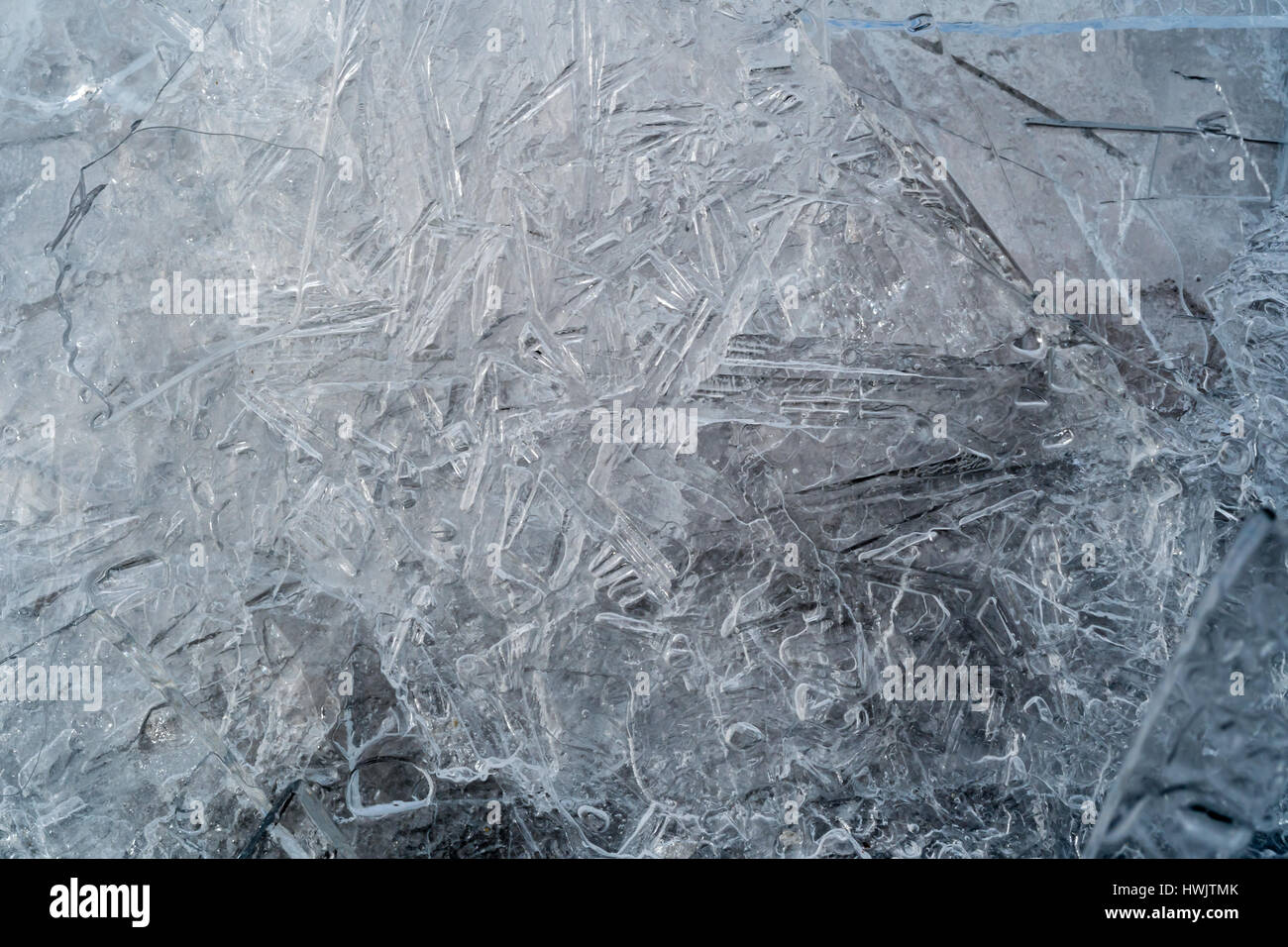 Rotto il ghiaccio accumulato da azione di onda sulla riva di un lago. Foto Stock