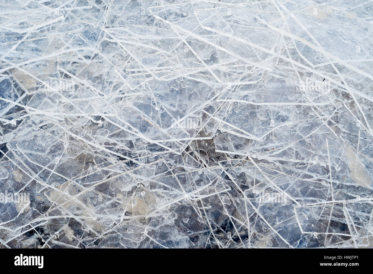 Rotto il ghiaccio accumulato da azione di onda sulla riva di un lago. Foto Stock