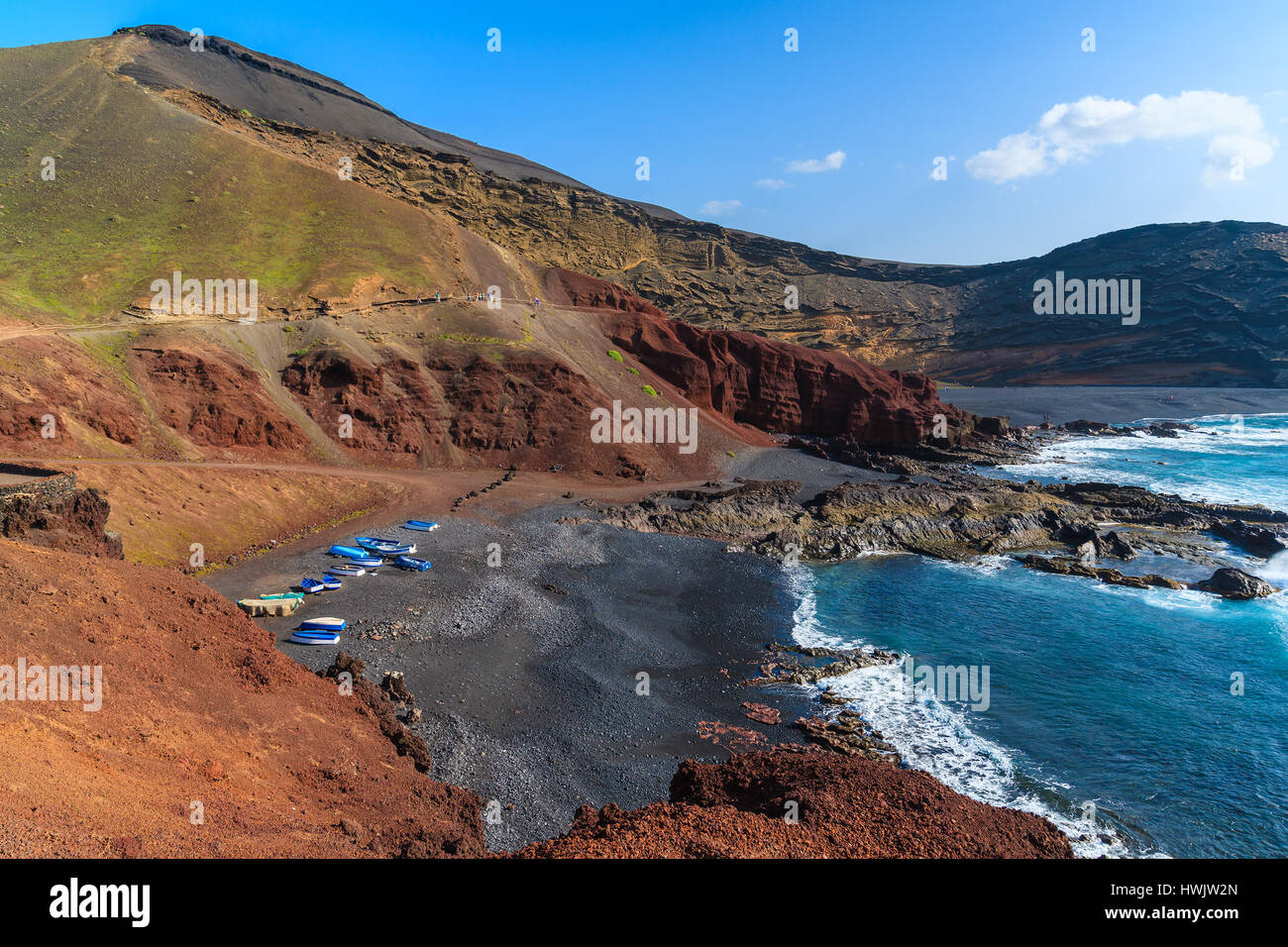 Spiaggia con barche da pesca sul litorale di El Golfo area, Lanzarote, Isole Canarie, Spagna Foto Stock