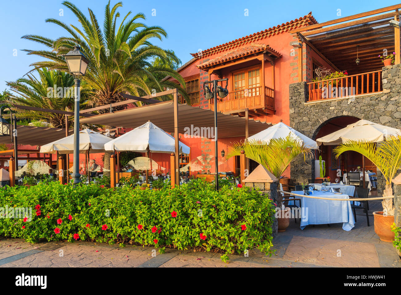 Ristorante tipico costruito in stile coloniale durante il tramonto in Costa Adeje città di vacanze sull'isola di Tenerife, Spagna Foto Stock