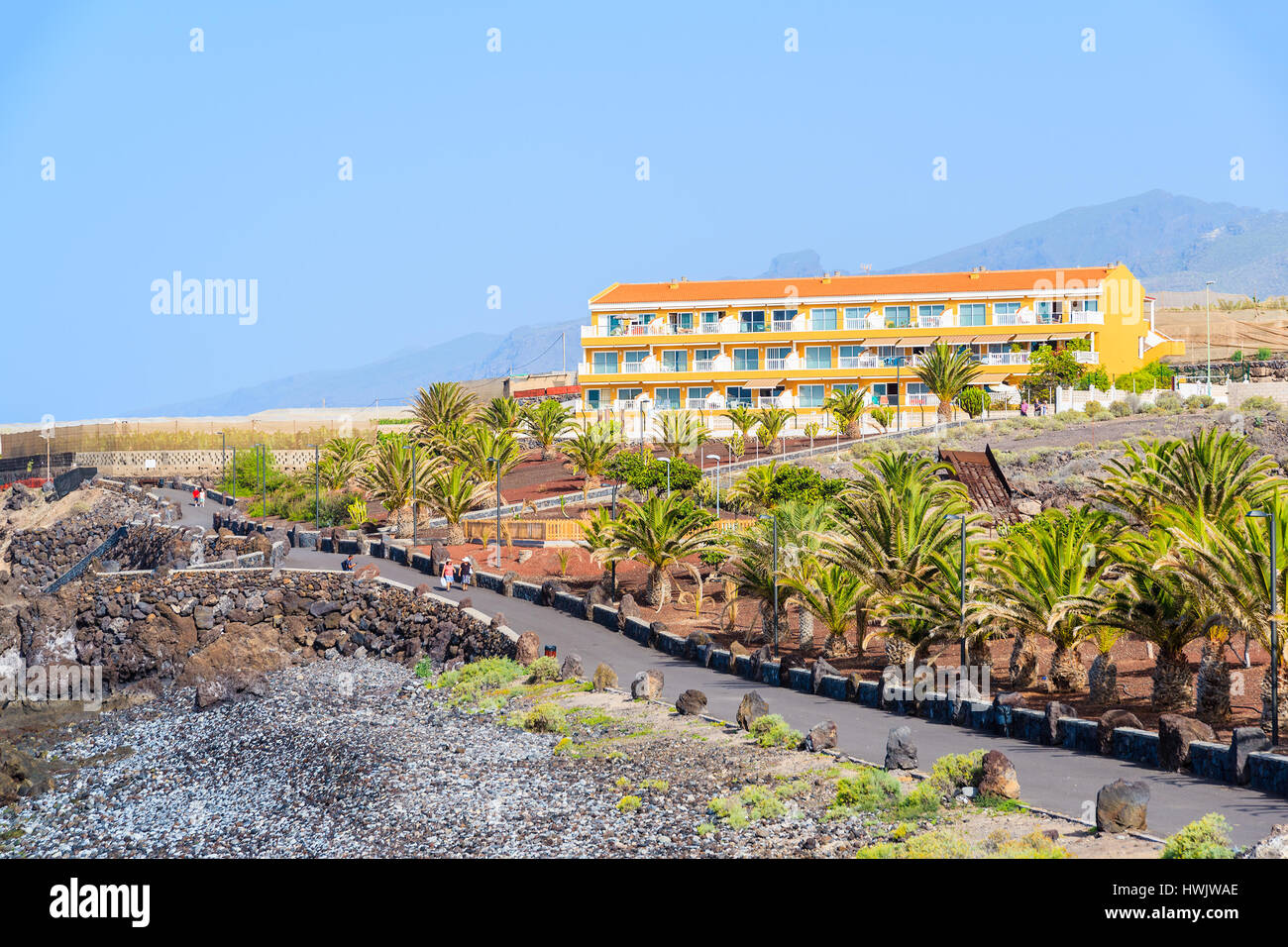 Vista della passeggiata costiera ed edificio di appartamenti nella città di San Juan,, isola di Tenerife, Spagna Foto Stock Vista della passeggiata costiera ed edificio di appartamenti nella città di San Juan,, isola di Tenerife, Spagna Foto Stock