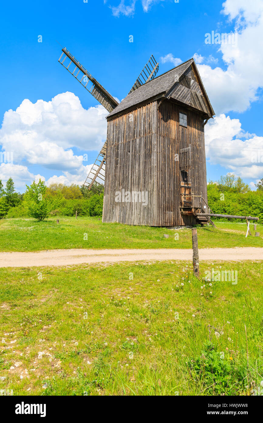 Vecchio mulino a vento di legno sul campo verde nella primavera del paesaggio del villaggio Tokarnia, Polonia Foto Stock