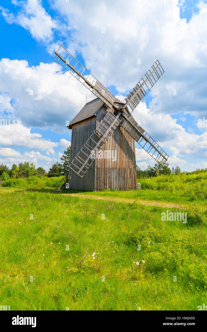 Vecchio mulino a vento di legno sul campo verde nella primavera del paesaggio del villaggio Tokarnia, Polonia Foto Stock