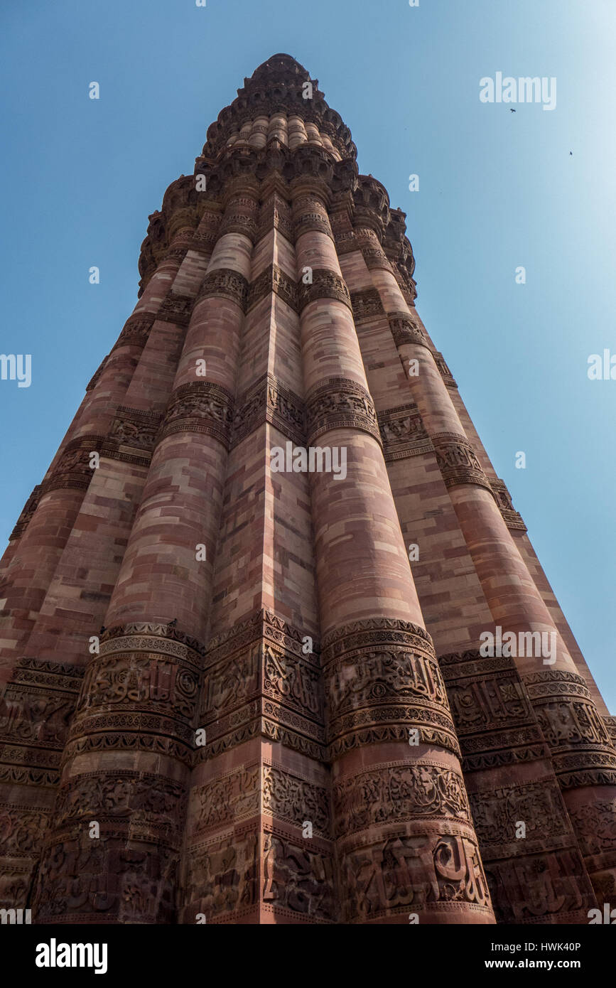 Qutb complesso Qutb Minar e i suoi Monumenti, Delhi costruito agli inizi del XIII secolo a pochi chilometri a sud di Delhi, la torre di arenaria rossa di Qutb M Foto Stock