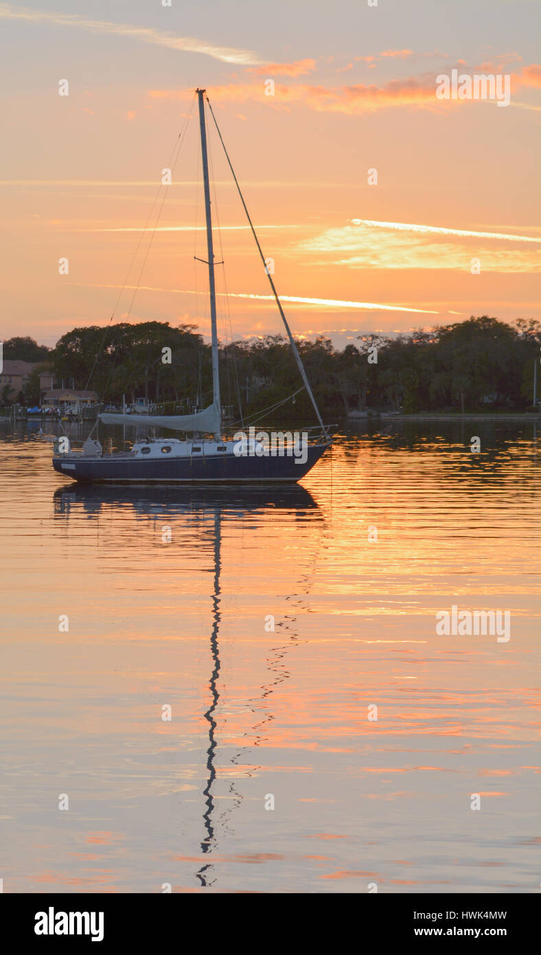 Barca a vela al tramonto sulla baia di Tampa. Nessuna proprietà release Foto Stock