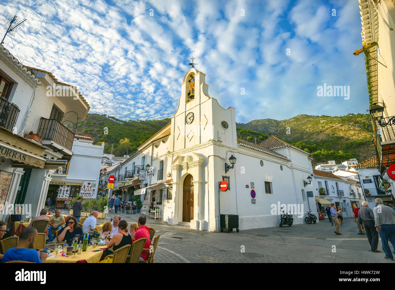 Cappella di San Sebastiano in Mijas. Bianco campanile con orologio. Posizione sulla strada centrale con negozi e ristoranti Foto Stock