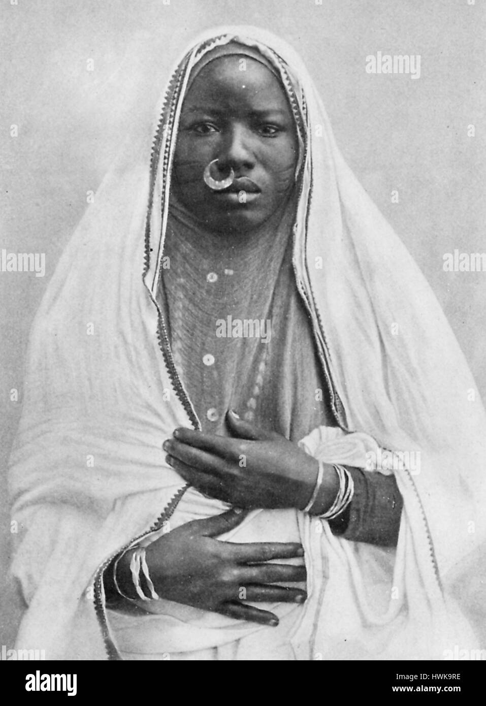 Le donne indossando il tradizionale abito nativo, compreso un velo e anello di naso, Sudan, 1922. Foto Stock