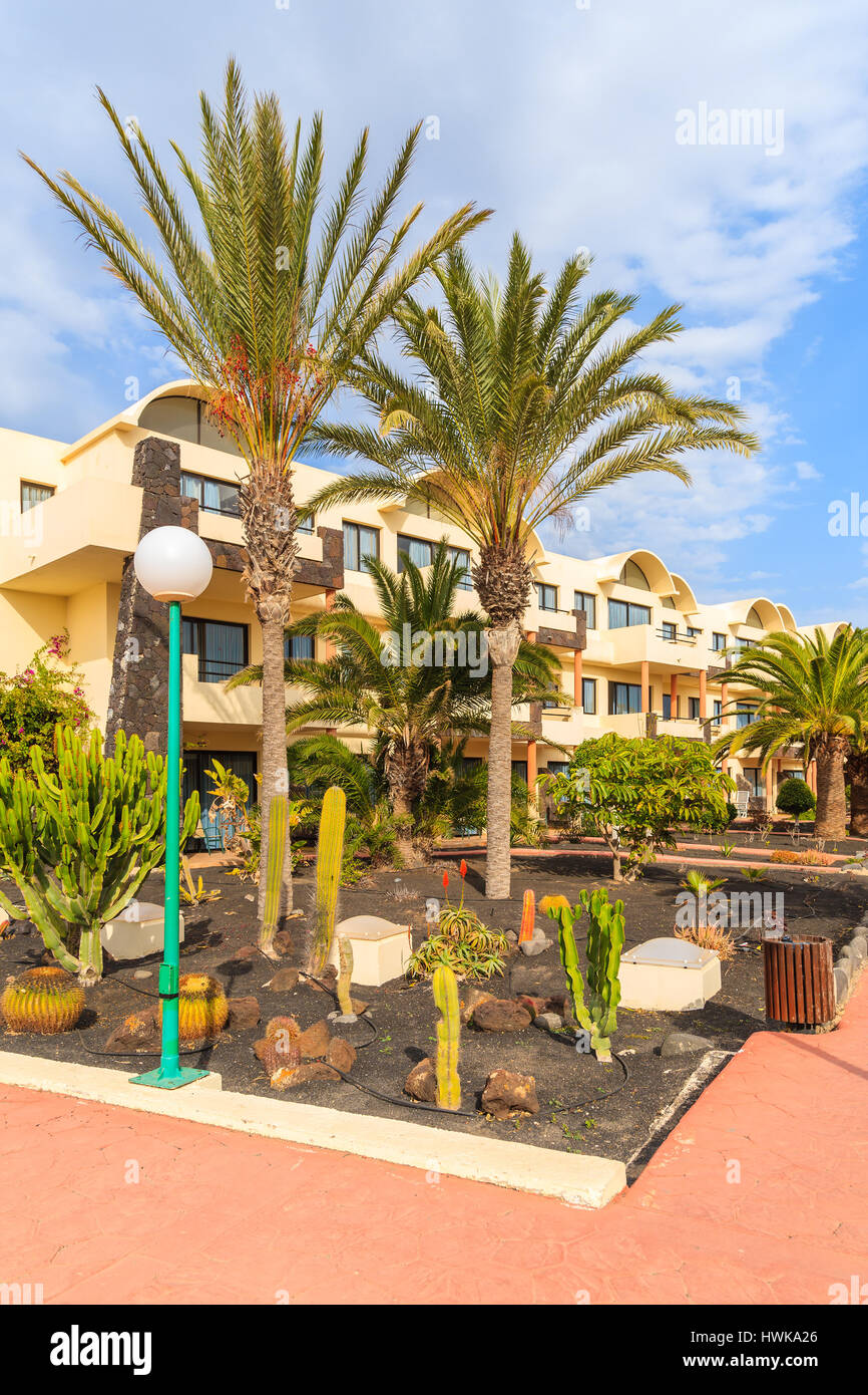 PLAYA BLANCA, Lanzarote Island - Jan 11, 2015: hotel Appartamento Edificio giardini tropicali in Playa Blanca village, Lanzarote, Isole Canarie, Spagna. Foto Stock