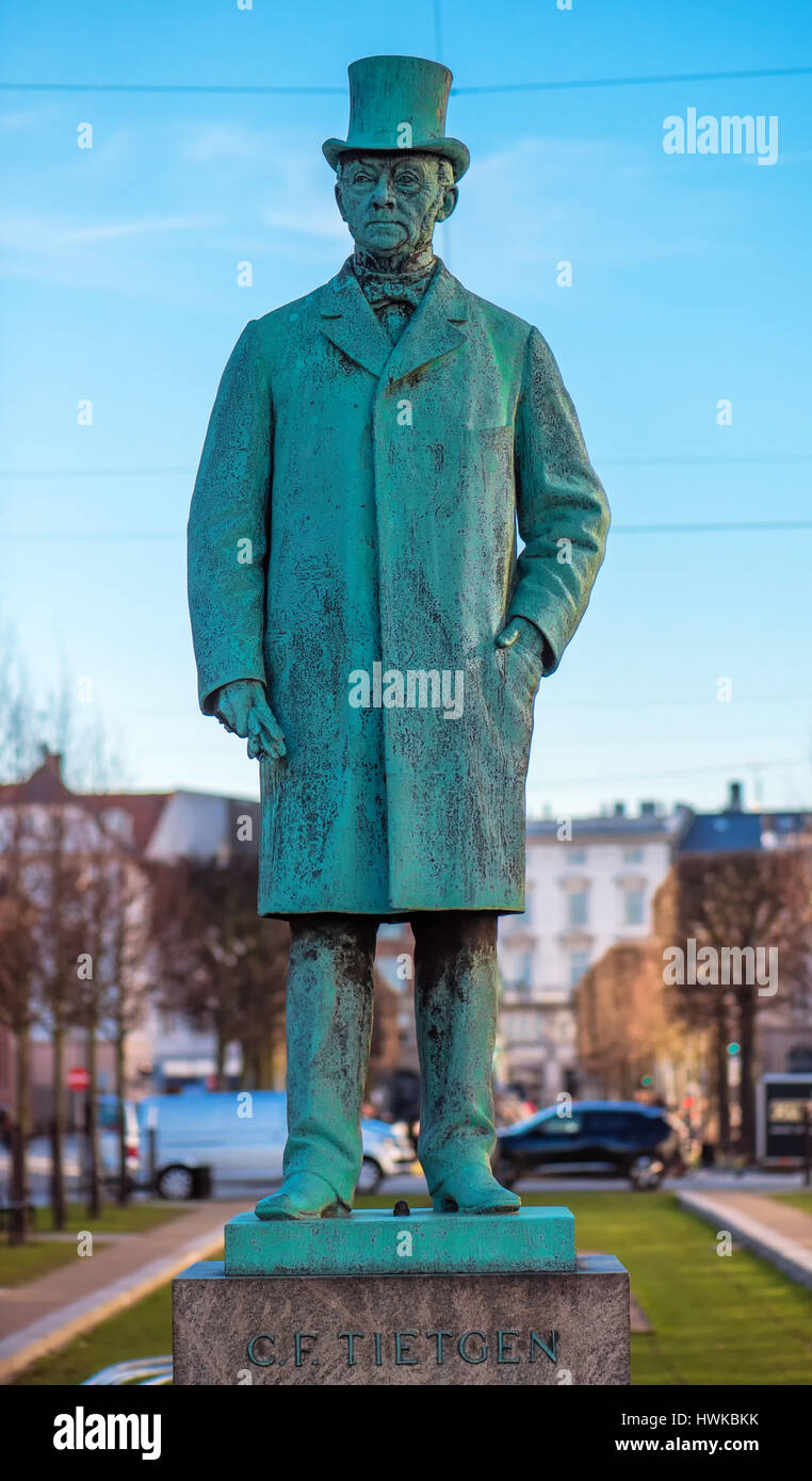 COPENHAGEN, Danimarca - 11 Marzo 2017: Statua di Tietgen a Sankt Annae Plads in Copenhagen. Carl Frederik Tietgen (19 marzo 1829 - 19 ottobre 1901) Foto Stock