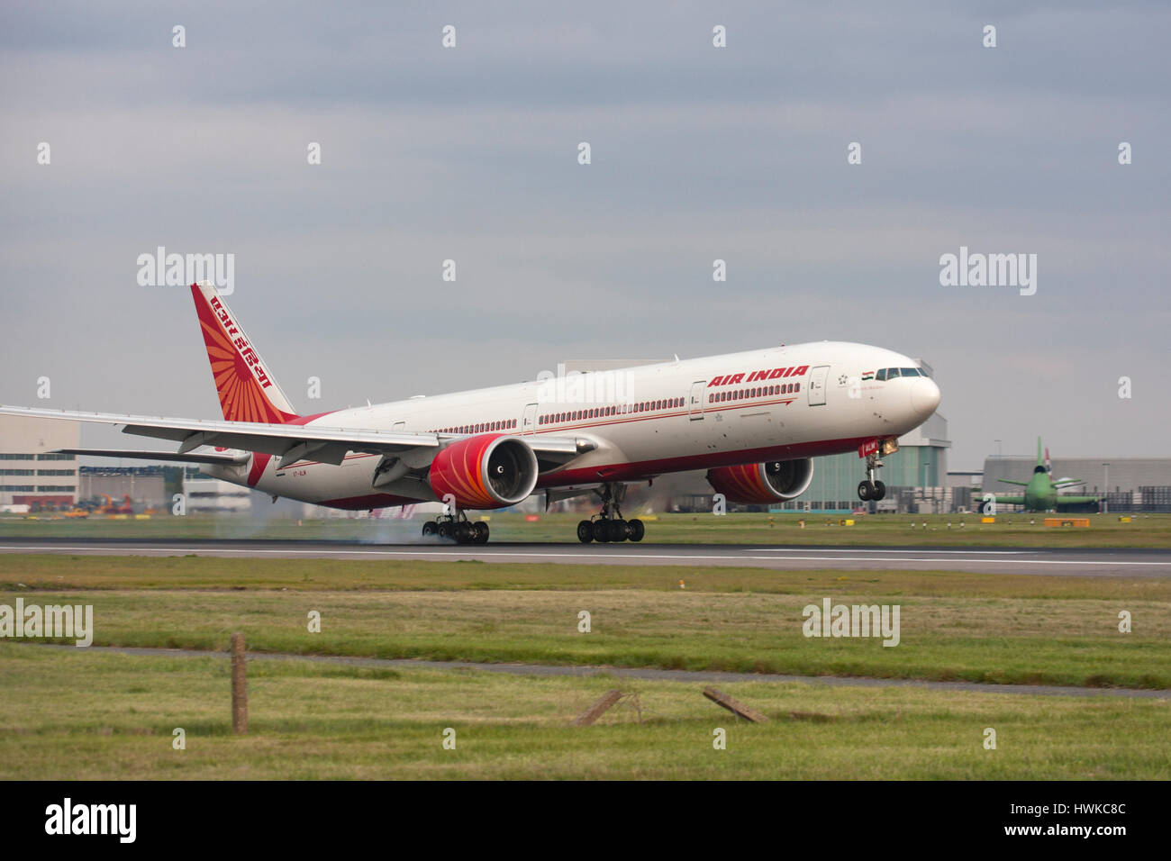 Air India Boeing 777 toccando all'Aeroporto Heathrow di Londra, Regno Unito Foto Stock