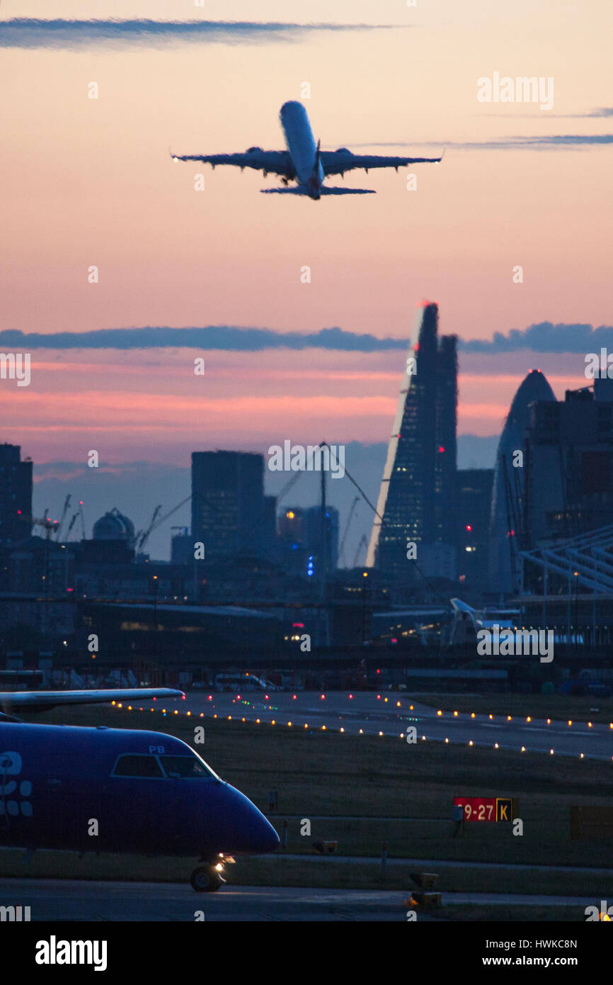 Atterraggio aereo all'Aeroporto di London City, Regno Unito Foto Stock