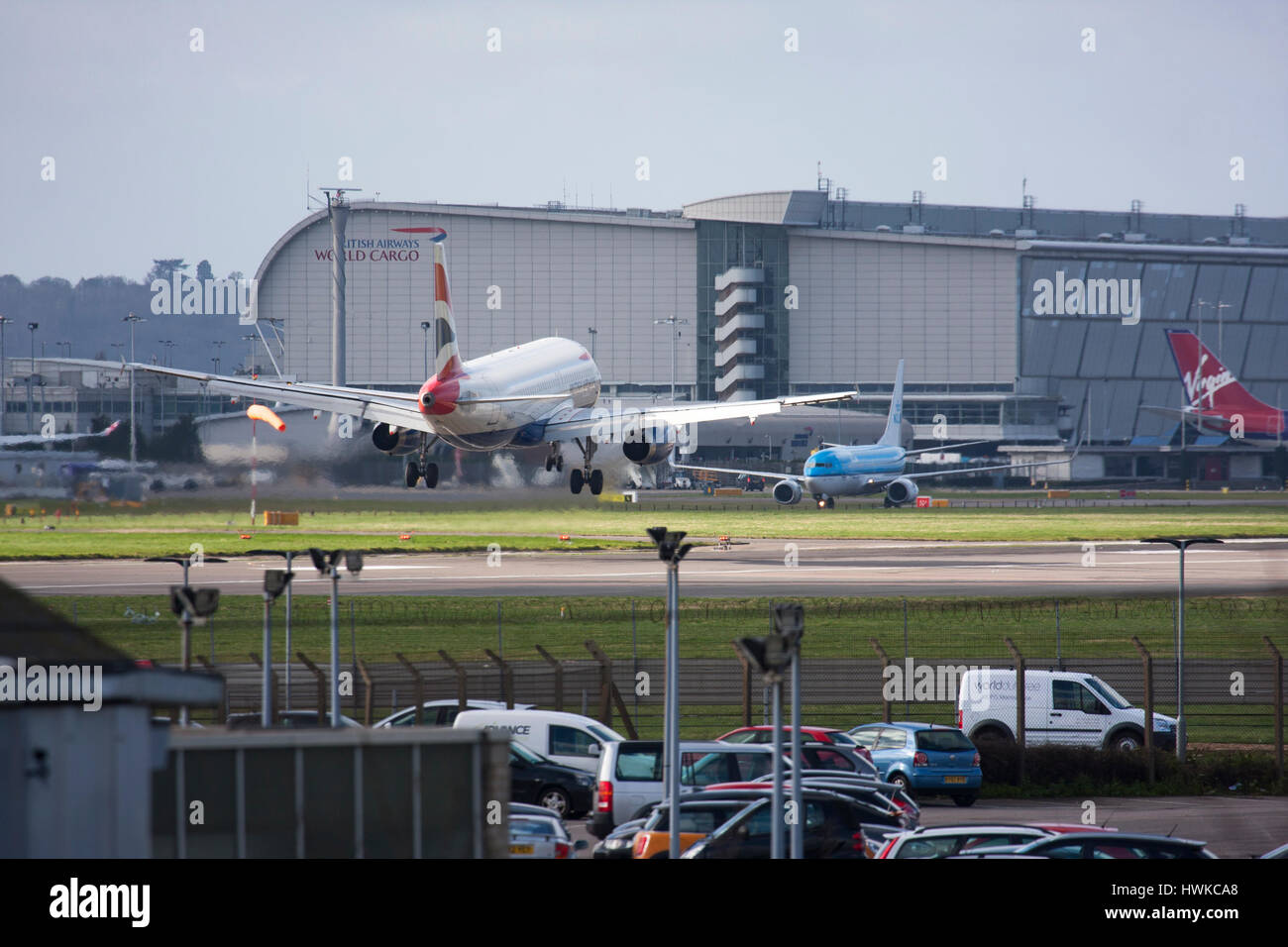 British Airways Airbus A319 l'atterraggio all'Aeroporto Heathrow di Londra, Regno Unito Foto Stock