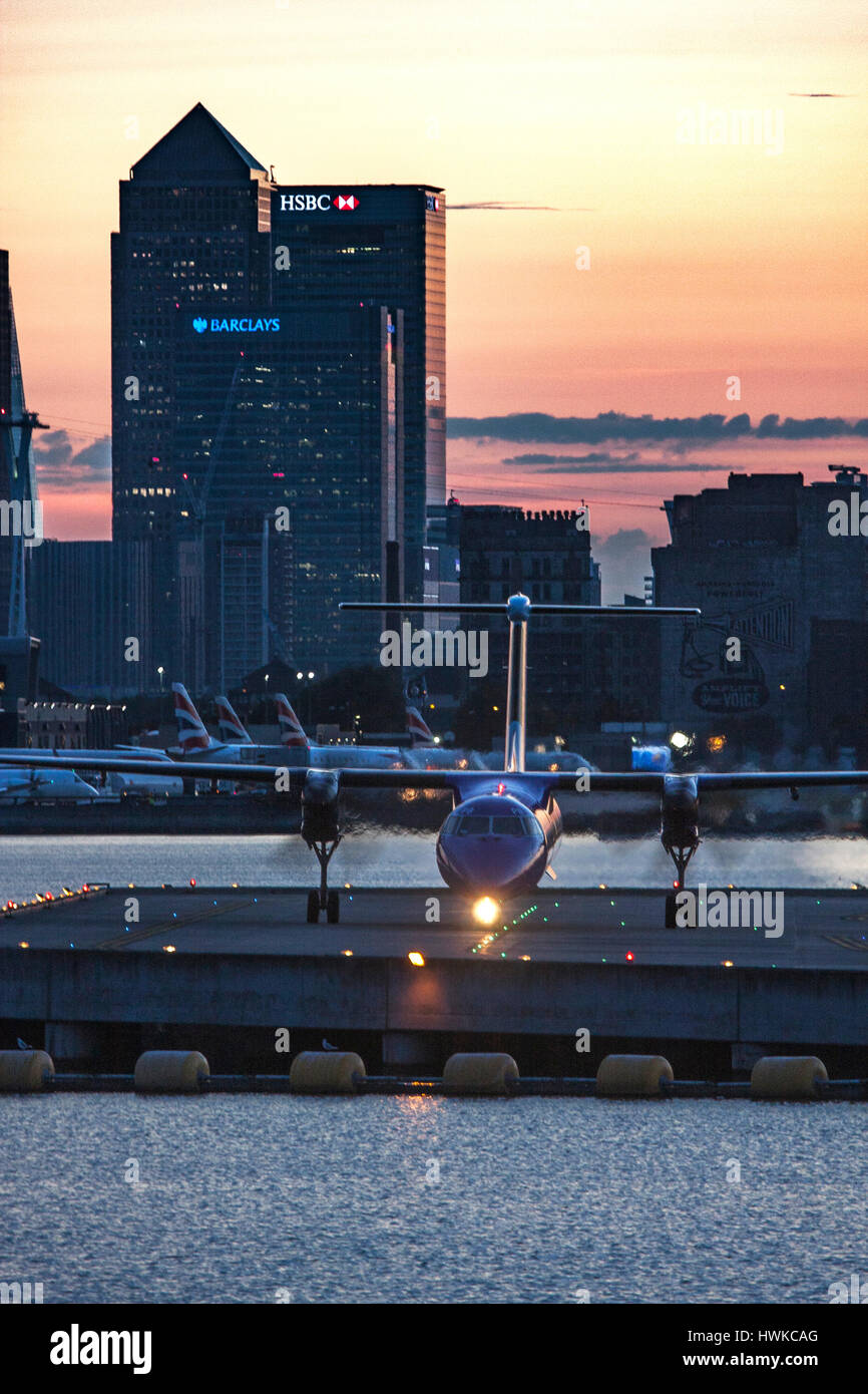 Atterraggio aereo all'Aeroporto di London City, Regno Unito Foto Stock