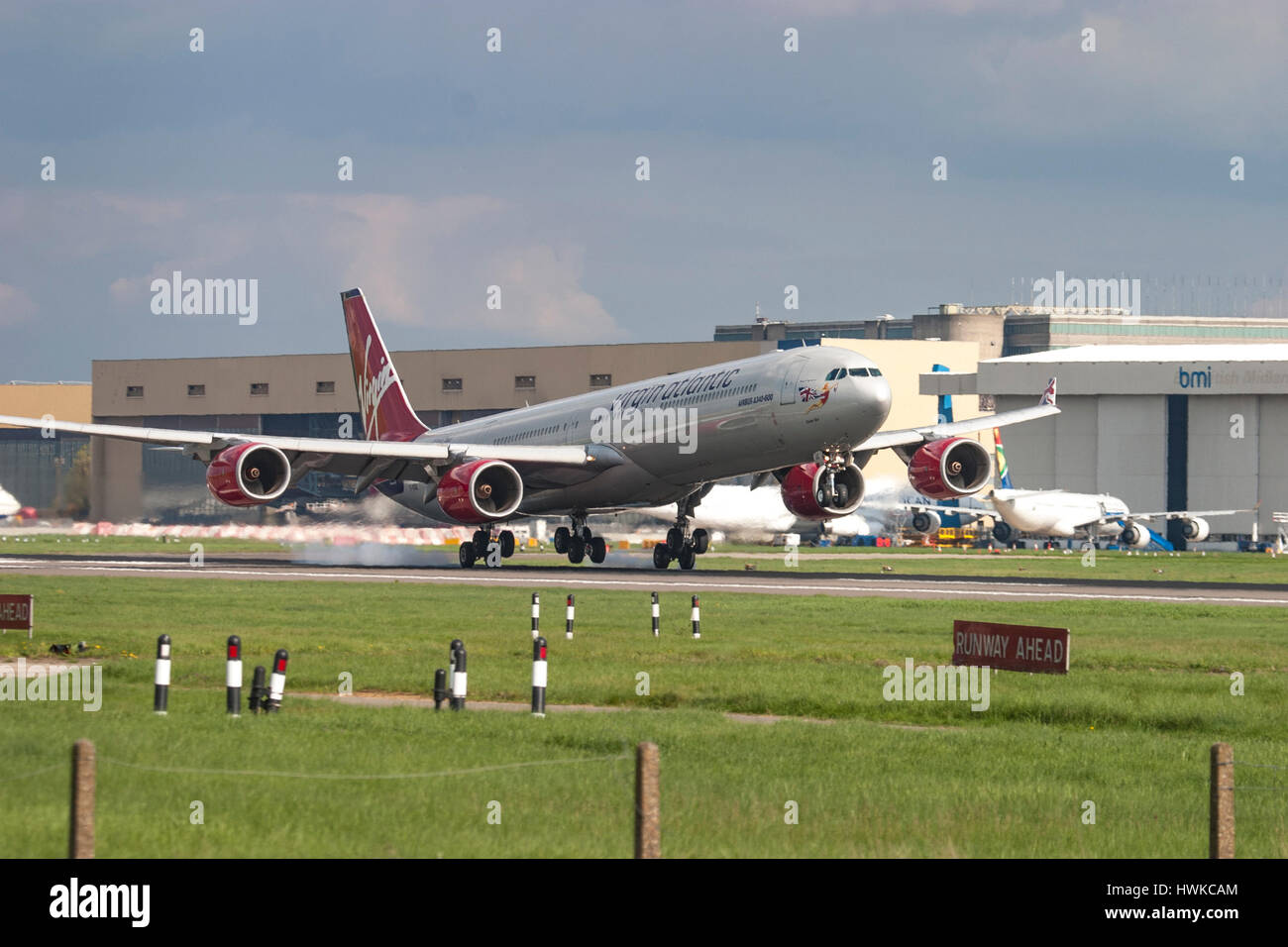 Virgin Atlantic Airbus A340 toccando all'Aeroporto Heathrow di Londra, Regno Unito Foto Stock
