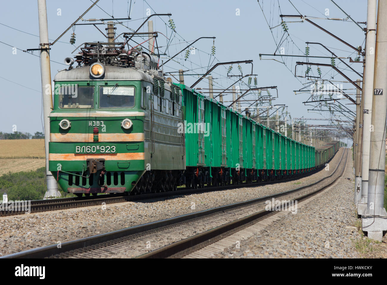 Vecchia locomotiva elettrica VL60k-923 con un treno, Kochevanchik, Russia, 1 agosto 2011, il Caucaso del Nord Railway. Locomotiva tagliato in rottami. Foto Stock