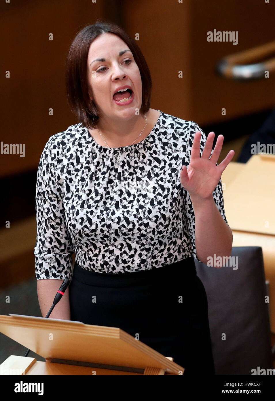 Scottish leader laburista Dugdale Kezia parlando nella camera principale del parlamento scozzese di Edimburgo durante una discussione su un eventuale referendum di indipendenza. Foto Stock