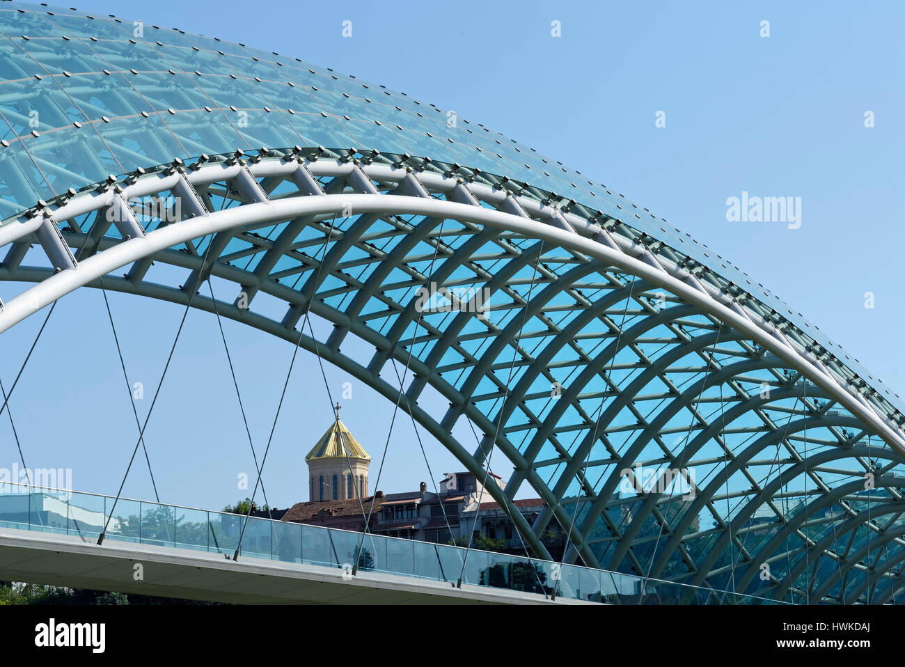 La pace ponte sopra il fiume Mtkvari, progettato dall'architetto italiano Michele de Lucci, Tbilisi, Georgia, nel Caucaso, Medio Oriente e Asia Foto Stock