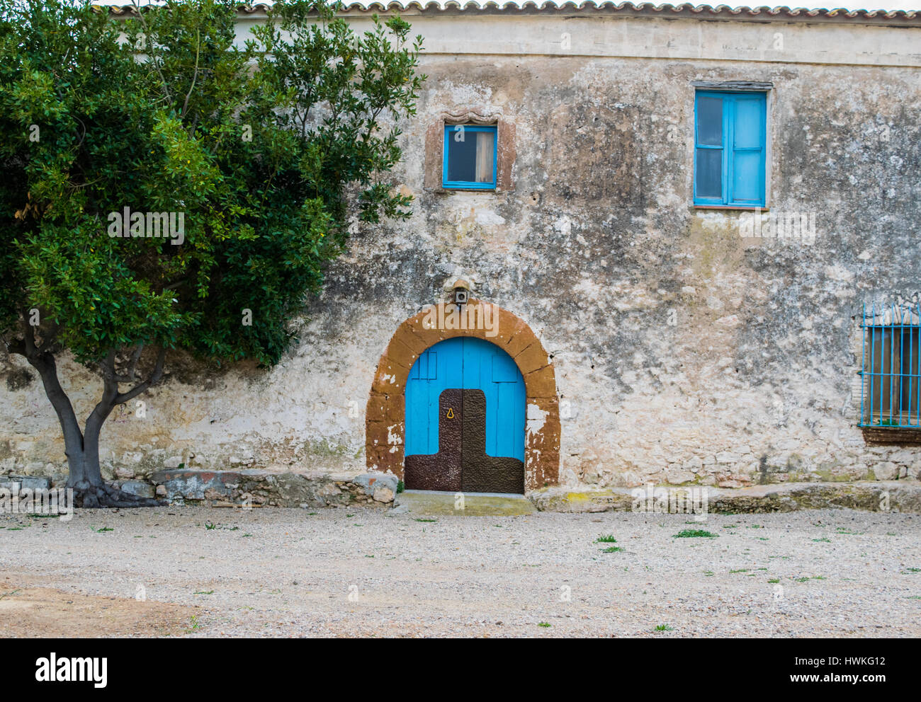 Blue porta di legno nel vecchio spagnolo casa rurale Foto Stock