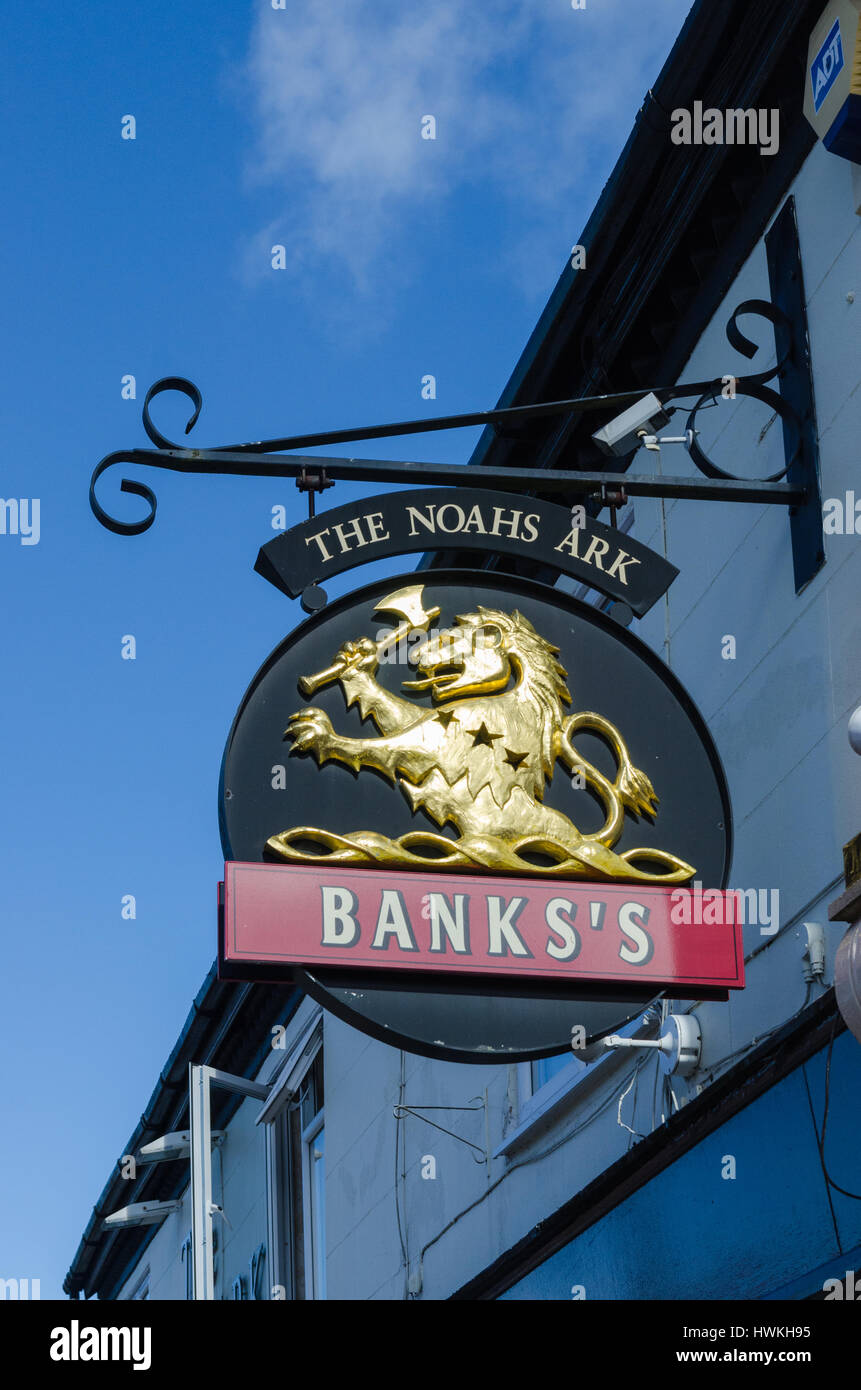 Cartello pubblicitario da appendere per la Noahs Ark public house in Tipton, Black Country, West Midlands Foto Stock